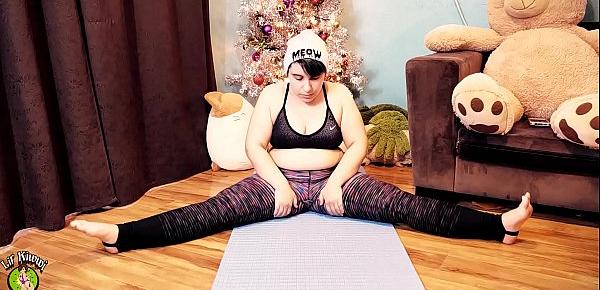  Yoga session in a new pair of tight leggings! Enjoy watching as I stretch my limbs and bounce my big butt *Subscribe to XVIDEOS RED for FULL videos*